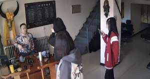 女孩紋身(3名少女欲紋身被老板拒絕，詢問原因時遭回懟：“16歲不能紋身，沒有為啥”，網友怒贊)