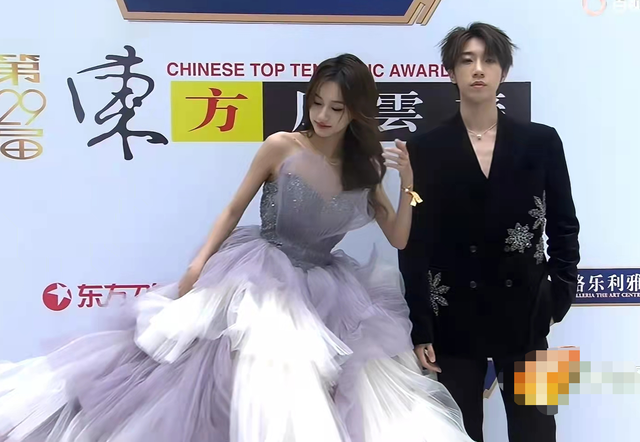 風云榜紅毯生圖：副乳、排骨胸、高開叉走光，露得越多越尷尬