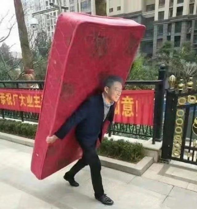 風云榜紅毯生圖：副乳、排骨胸、高開叉走光，露得越多越尷尬
