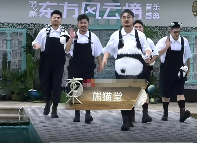 風云榜紅毯生圖：副乳、排骨胸、高開叉走光，露得越多越尷尬