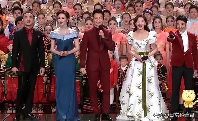 通過董卿、李思思,終于知道這些女主持人為啥喜歡光腳穿高跟鞋!