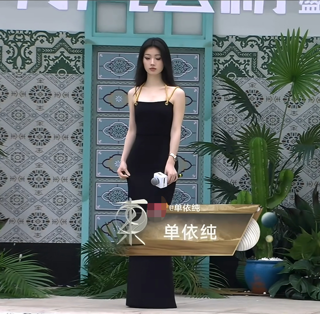 風云榜紅毯生圖：副乳、排骨胸、高開叉走光，露得越多越尷尬
