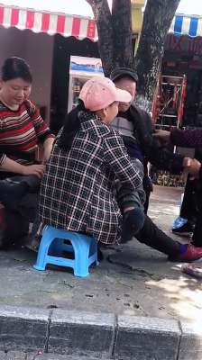 美女推油(3個女人爭相為大爺按摩，大爺淡定閉眼享受，網友：我很想娶她們)
