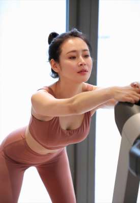 中年女人人體藝術(許晴的臀，柳巖的胸，這些年過半百的女星依舊風韻猶存)