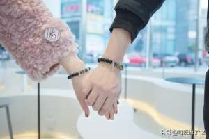 線上游戲的老婆不可能是女生(妻子與男網友見面還自稱單身，原諒還是離婚？丈夫內心的掙扎)