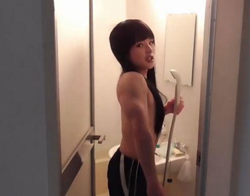 島國美女直播洗澡，衣服脫下后觀眾們表示碉堡了，要逆天的節奏