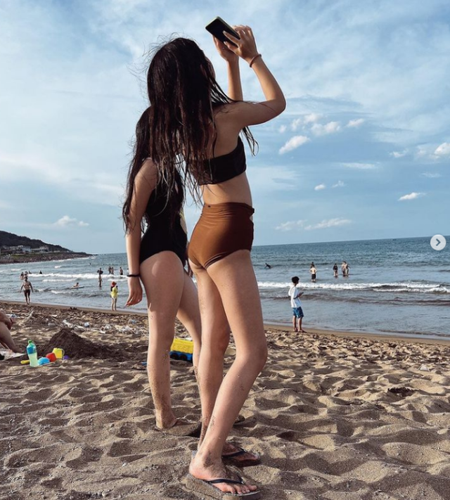 曹格老婆曬女兒近照，11歲Grace穿媽媽泳裝，吳速玲猛夸可愛有型