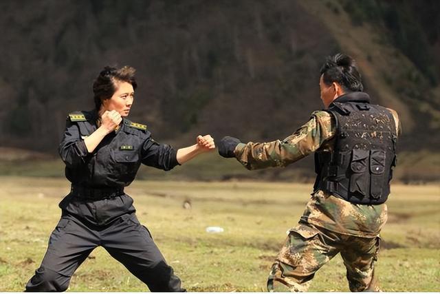 中國第一女警雷敏:17歲破格錄取成為女特警,大校軍銜卻嫁給保安