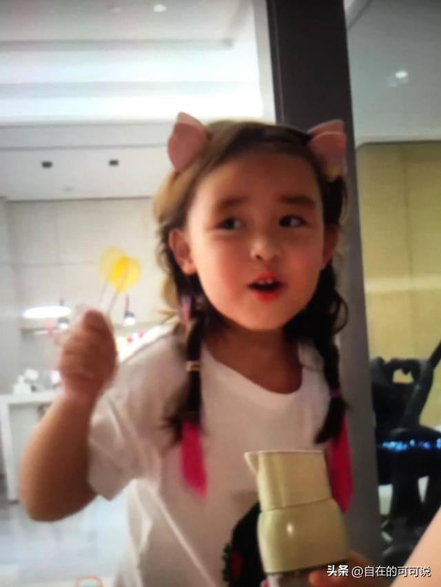 落入凡間的美麗小精靈Doris是被期待被愛著的幸運女孩