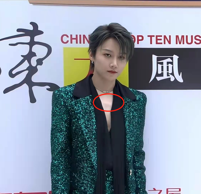 風云榜紅毯生圖：副乳、排骨胸、高開叉走光，露得越多越尷尬