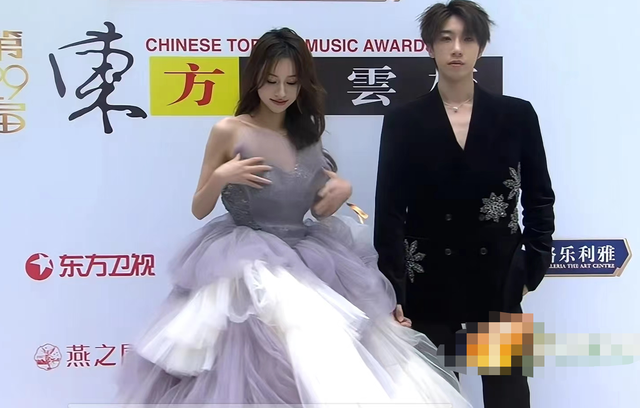 風云榜紅毯生圖：副乳、排骨胸、高開叉走光，露得越多越尷尬