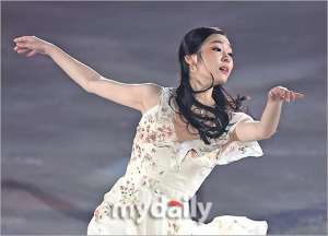 美女陰溝(金妍兒520這天復出 霓裳魅影中再現統治實力 看她滑冰是一種享受)