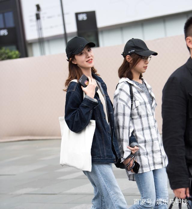 街拍：雖然圖1的少婦身材凹凸有致，但我更欣賞圖5的白衣美女！