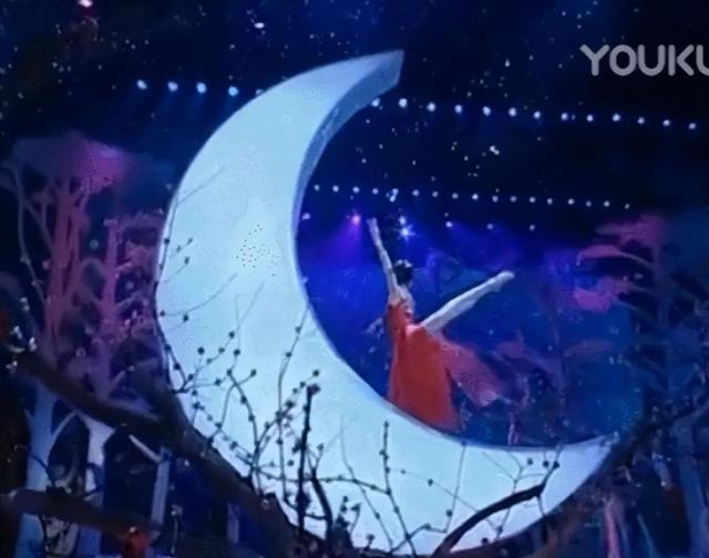 15年過去了，那個摔成終身殘疾、讓張藝謀愧疚一生的女人還好嗎？