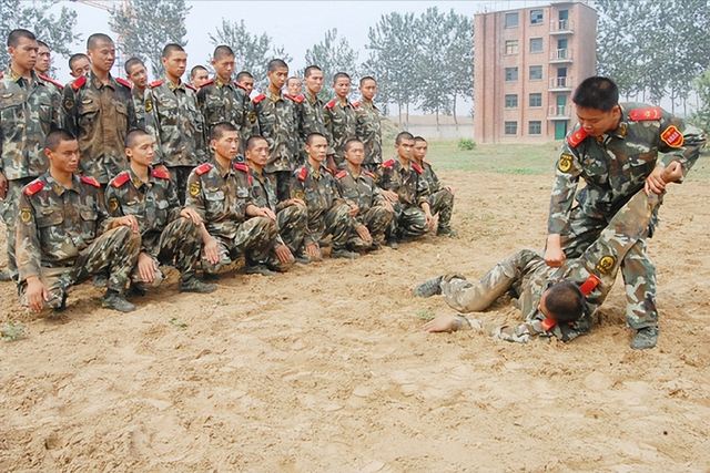 中國第一女警雷敏:17歲破格錄取成為女特警,大校軍銜卻嫁給保安