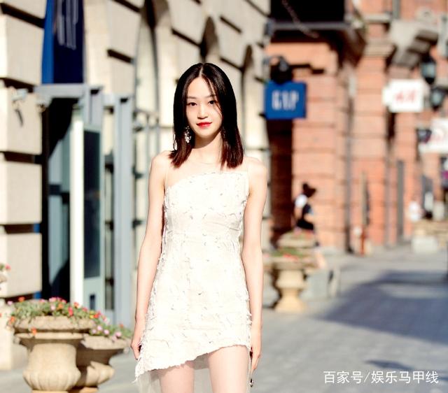 街拍：雖然圖1的少婦身材凹凸有致，但我更欣賞圖5的白衣美女！