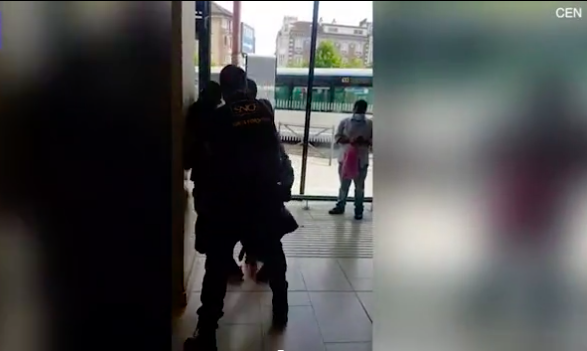 又一起！法國(guó)警衛(wèi)暴力執(zhí)法，將7月身孕黑人女子按倒在地哀嚎不斷