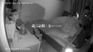 美女上床(深夜陌生女子敲開門，直接闖進家，邊走邊脫躺上床，這是什么神仙操作？)