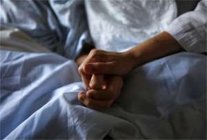 美女被操圖片(外國89歲奶奶遭36歲男子性侵，看著強奸犯被判后，她進行了安樂死)