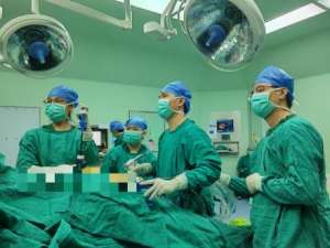 女人肚子(大一女生腹痛半年未重視，一查肚子里長了個巨大腫瘤)