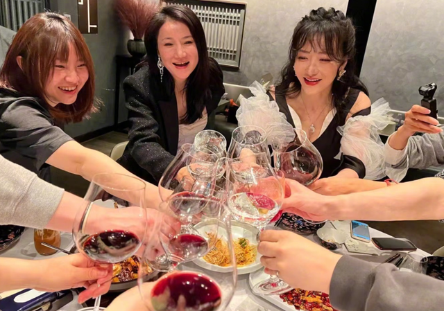 女星陳紫函慶47歲生日！穿低領(lǐng)裙秀完美事業(yè)線，胸前大鉆石太搶鏡