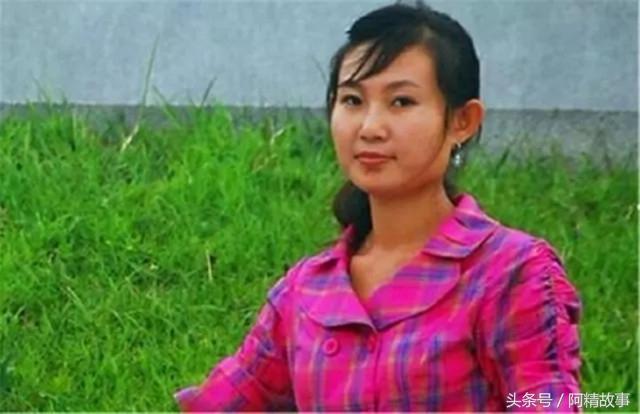 妻子去世丈夫日夜思念，黑狗咬著丈夫褲腳不放，跟過去眼淚落下