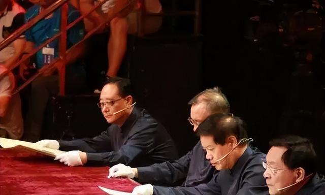 美女帶祖?zhèn)鲗毼镨b定，專家直言：您祖上何人？報(bào)價(jià)后遭疑現(xiàn)場(chǎng)開(kāi)撕