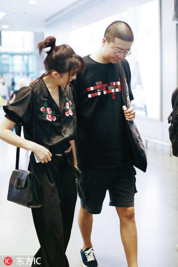 李誕和女友甜蜜同框，實打實完美詮釋“美女與野獸”