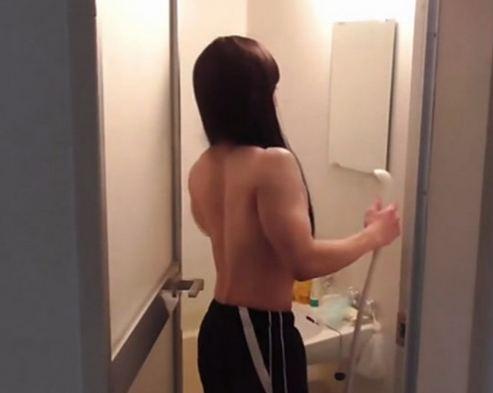 島國美女直播洗澡，衣服脫下后觀眾們表示碉堡了，要逆天的節奏