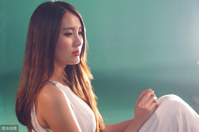 故事：美女被綁上后瘋狂反抗，硬生生將男人手臂上的肉咬下