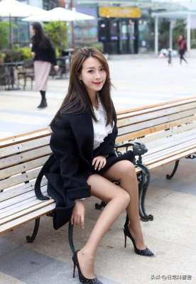 美女絲腳(通過董卿、李思思，終于知道這些女主持人為啥喜歡光腳穿高跟鞋)