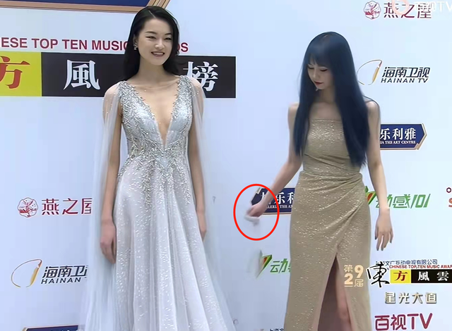 風云榜紅毯生圖：副乳、排骨胸、高開叉走光，露得越多越尷尬