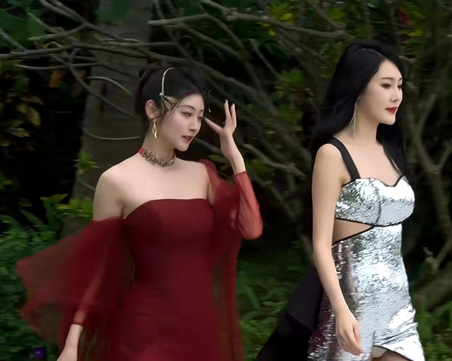風云榜紅毯生圖：副乳、排骨胸、高開叉走光，露得越多越尷尬