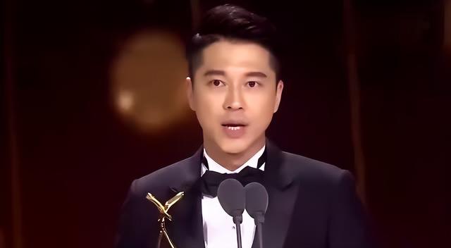 風云榜紅毯生圖：副乳、排骨胸、高開叉走光，露得越多越尷尬
