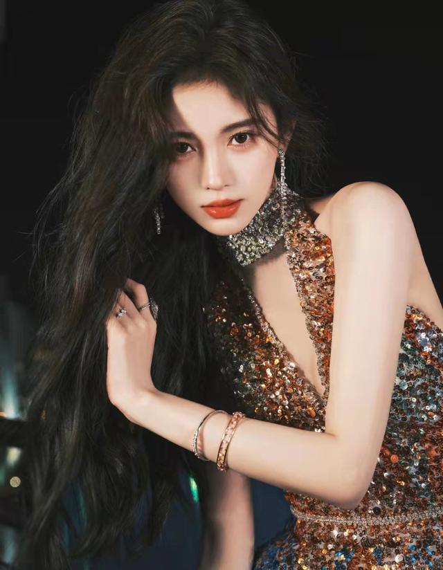 風云榜紅毯生圖：副乳、排骨胸、高開叉走光，露得越多越尷尬