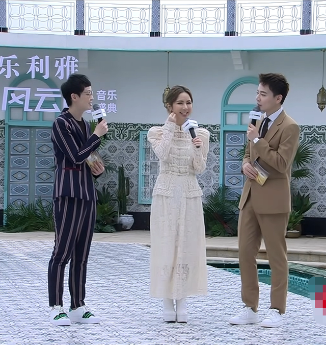 風云榜紅毯生圖：副乳、排骨胸、高開叉走光，露得越多越尷尬