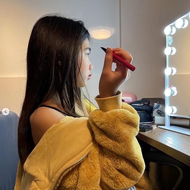 曹格老婆曬女兒近照，11歲Grace穿媽媽泳裝，吳速玲猛夸可愛有型