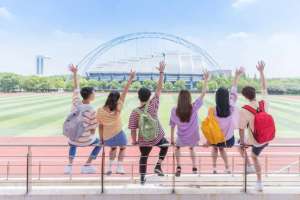 小女孩發育(女孩成長的5個階段和父母最擔心的問題)