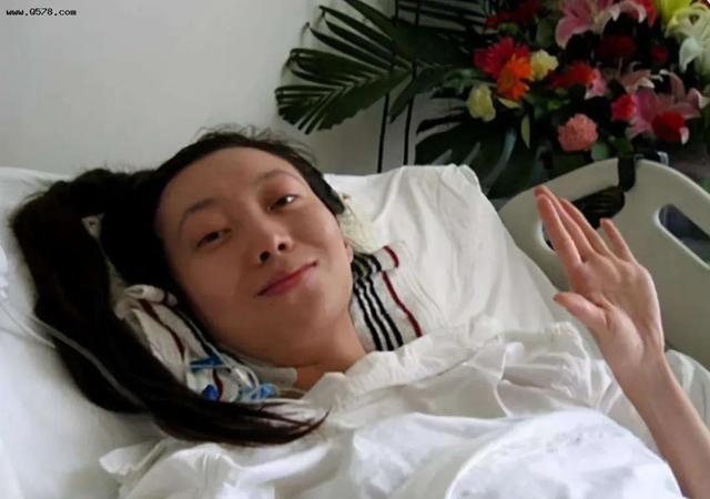 15年過去了，那個摔成終身殘疾、讓張藝謀愧疚一生的女人還好嗎？