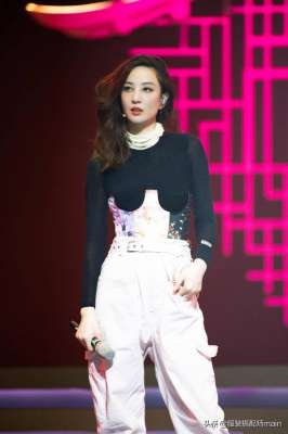 美女下體(鄭希怡穿單肩泳衣，緊身款式盡顯性感曲線，下搭鯊魚褲秀曼妙身姿)
