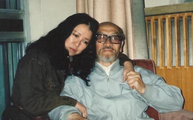 三毛:1次求婚被拒,2任丈夫死亡,3個想嫁的男人,4次自殺