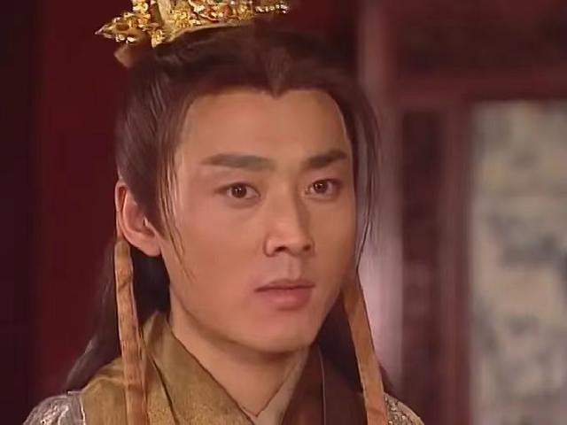 風云榜紅毯生圖：副乳、排骨胸、高開叉走光，露得越多越尷尬