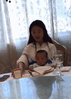 2 搞笑美女動態(tài)圖片