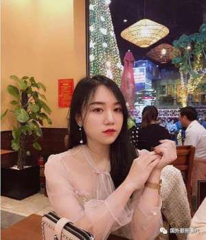 偷拍美女圖(越南女老師長得太漂亮，學生忍不住偷拍照片讓她走紅網(wǎng)絡)