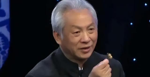 美女帶祖?zhèn)鲗毼镨b定，專家直言：您祖上何人？報(bào)價(jià)后遭疑現(xiàn)場(chǎng)開(kāi)撕