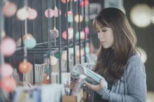 我的絕色美女老婆(小說：他因為一百萬債務，不得不入贅柳家，不過老婆是個絕色美女)