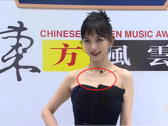 風云榜紅毯生圖：副乳、排骨胸、高開叉走光，露得越多越尷尬