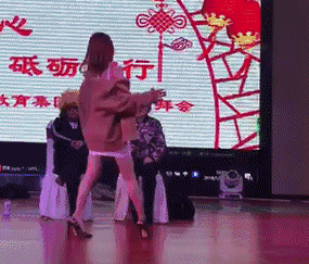 2 搞笑美女動態(tài)圖片