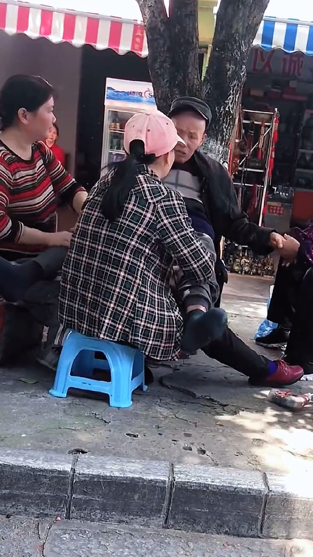 3個女人爭相為大爺按摩，大爺?shù)ㄩ]眼享受，網(wǎng)友：我很想娶她們