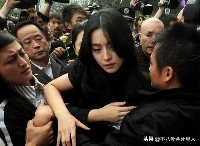 從柳巖到楊冪胸大也是煩惱?總被男星盯著胸看,參加綜藝也不例外
